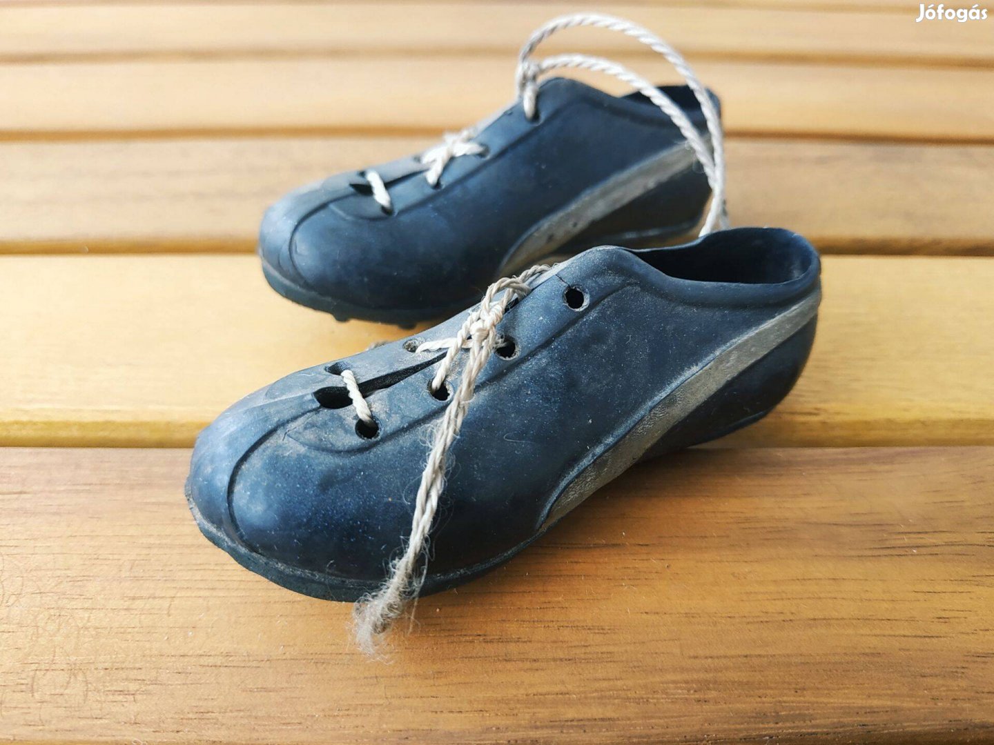 Felakasztható, mini retro focicipő stoplis cipő pár - dekoráció