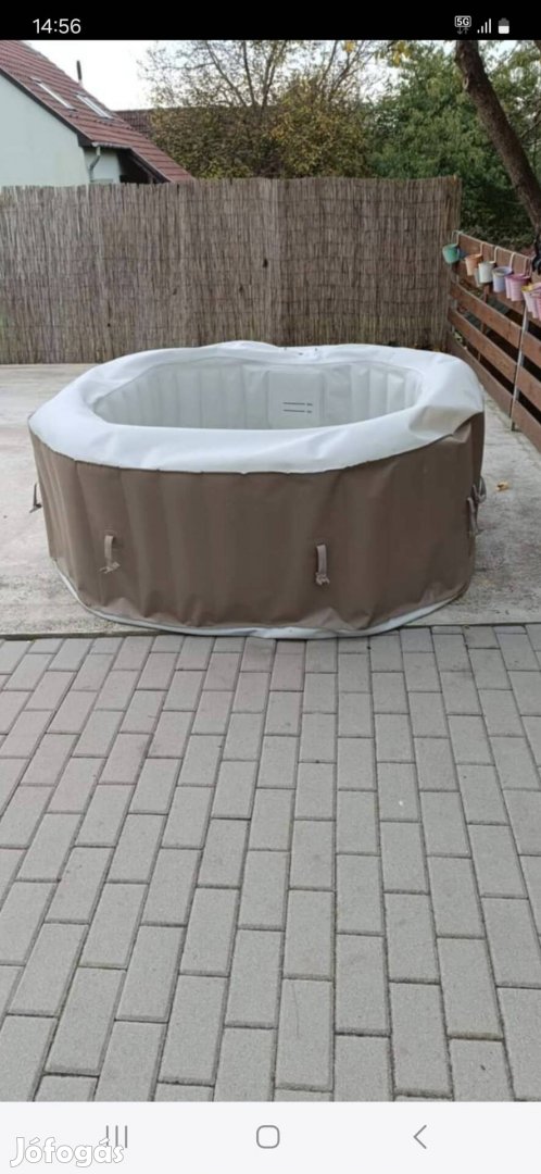 Felfújható jakuzzi