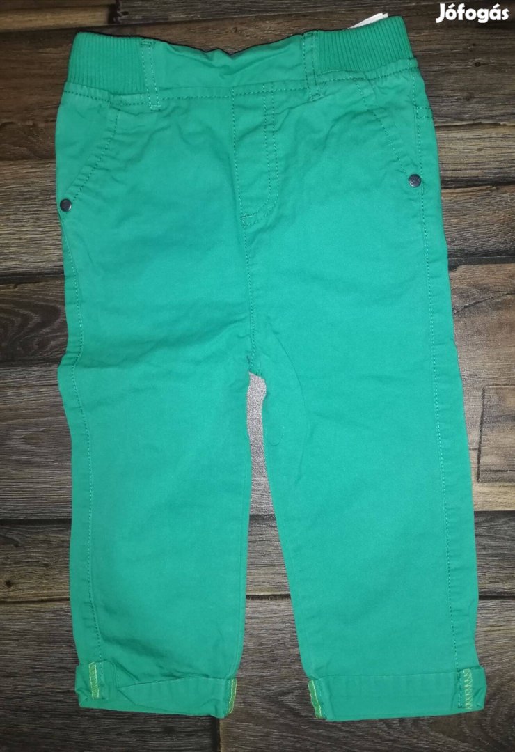 Felhajtott szárú zöld színű nadrág