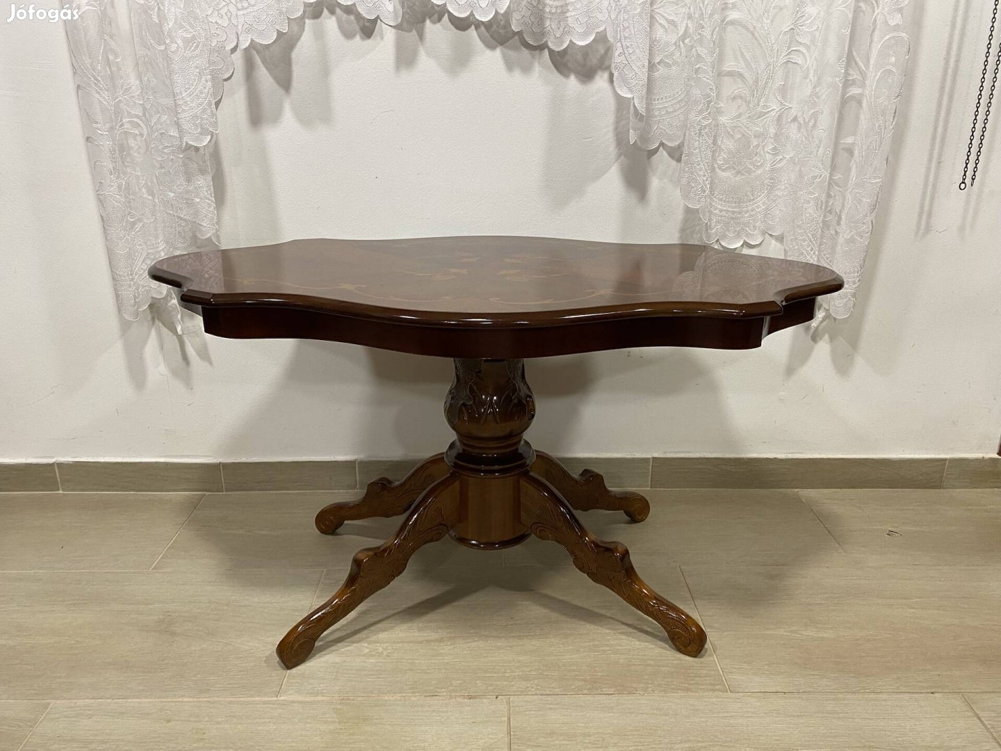 Felhő alakú intarziás dohányzóasztal