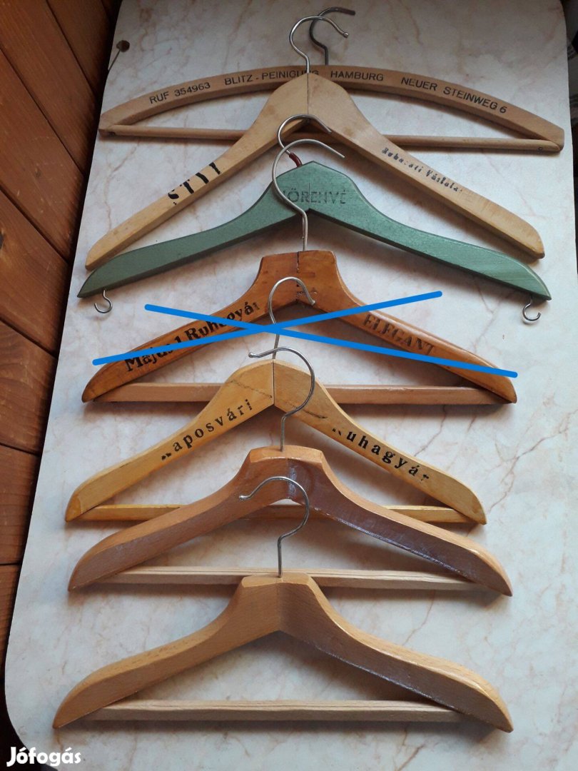 Feliratos régi vállfák - fafogasok