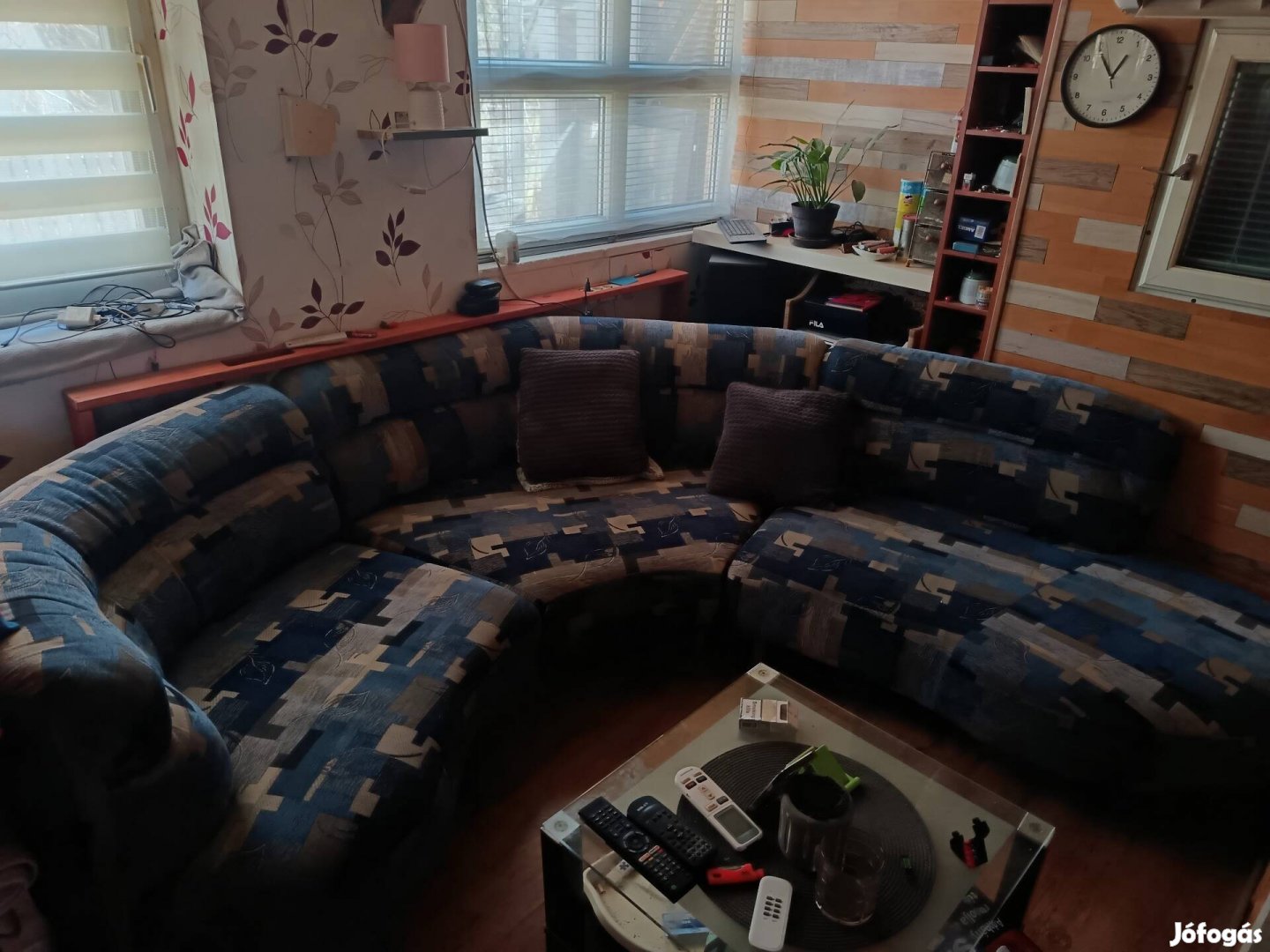 Félkör alakú sarokülő