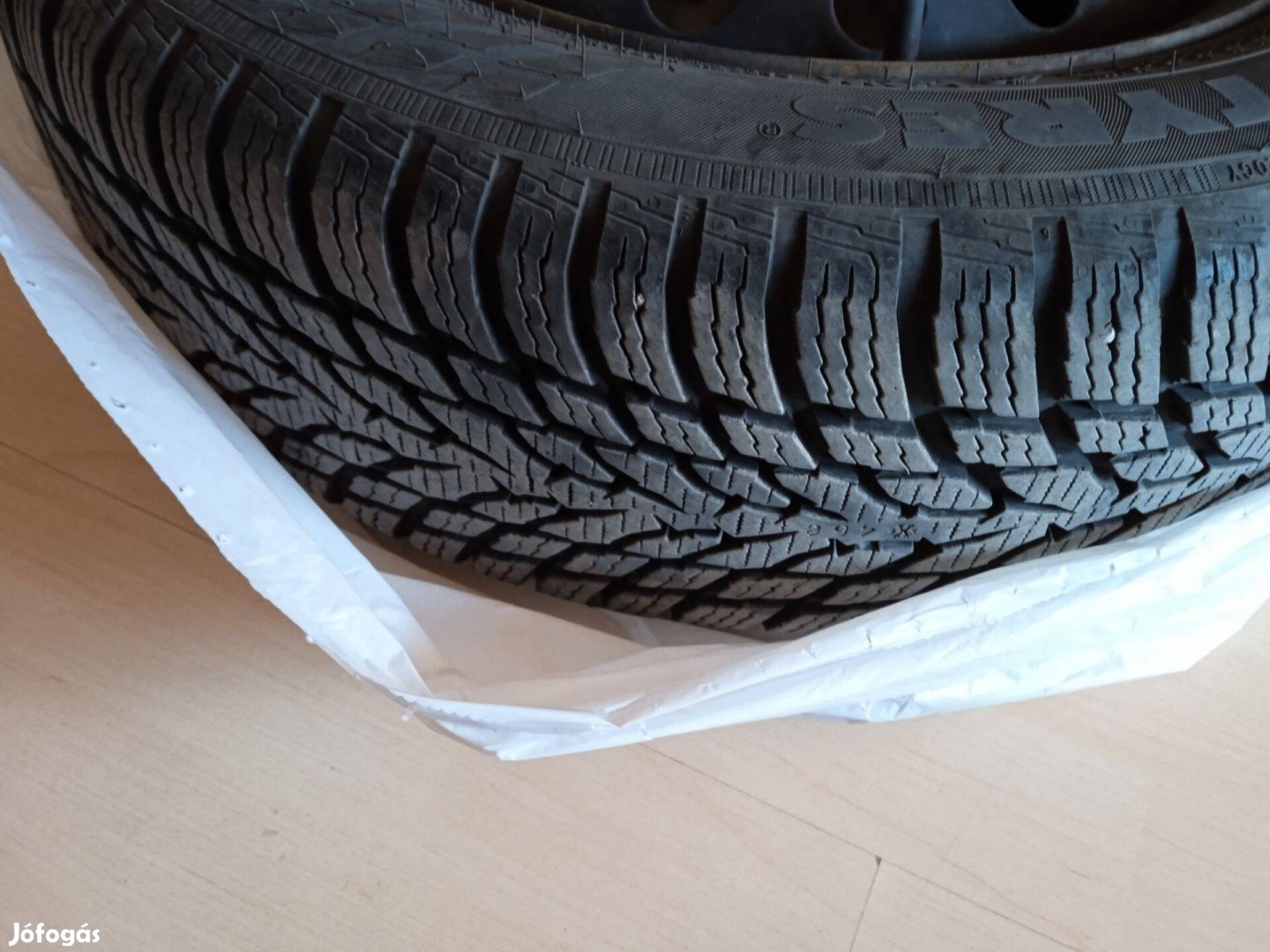 Felnire szerelt Nokian garnitúra 185/60R15r15