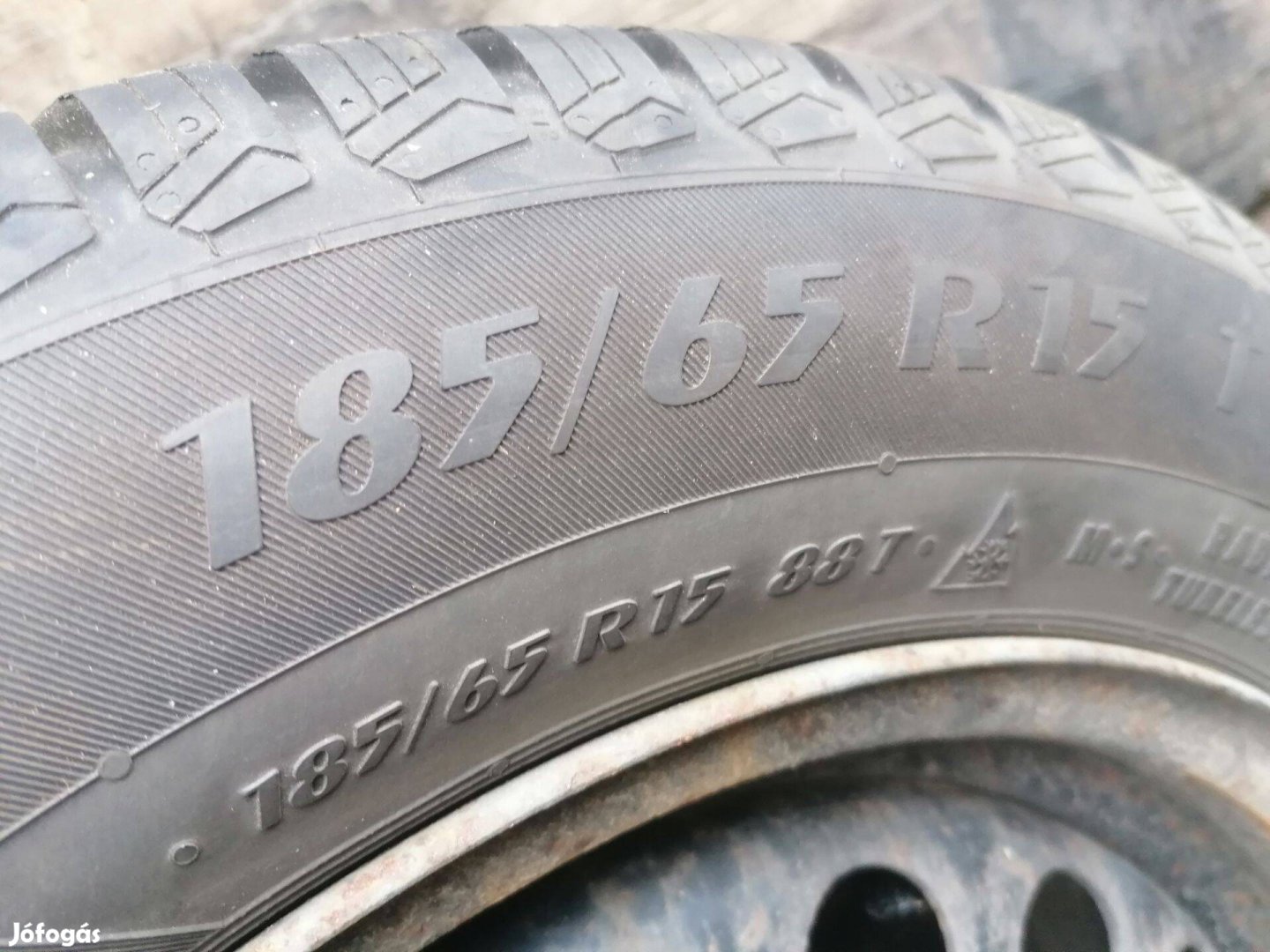 Felnire szerelt téligumi