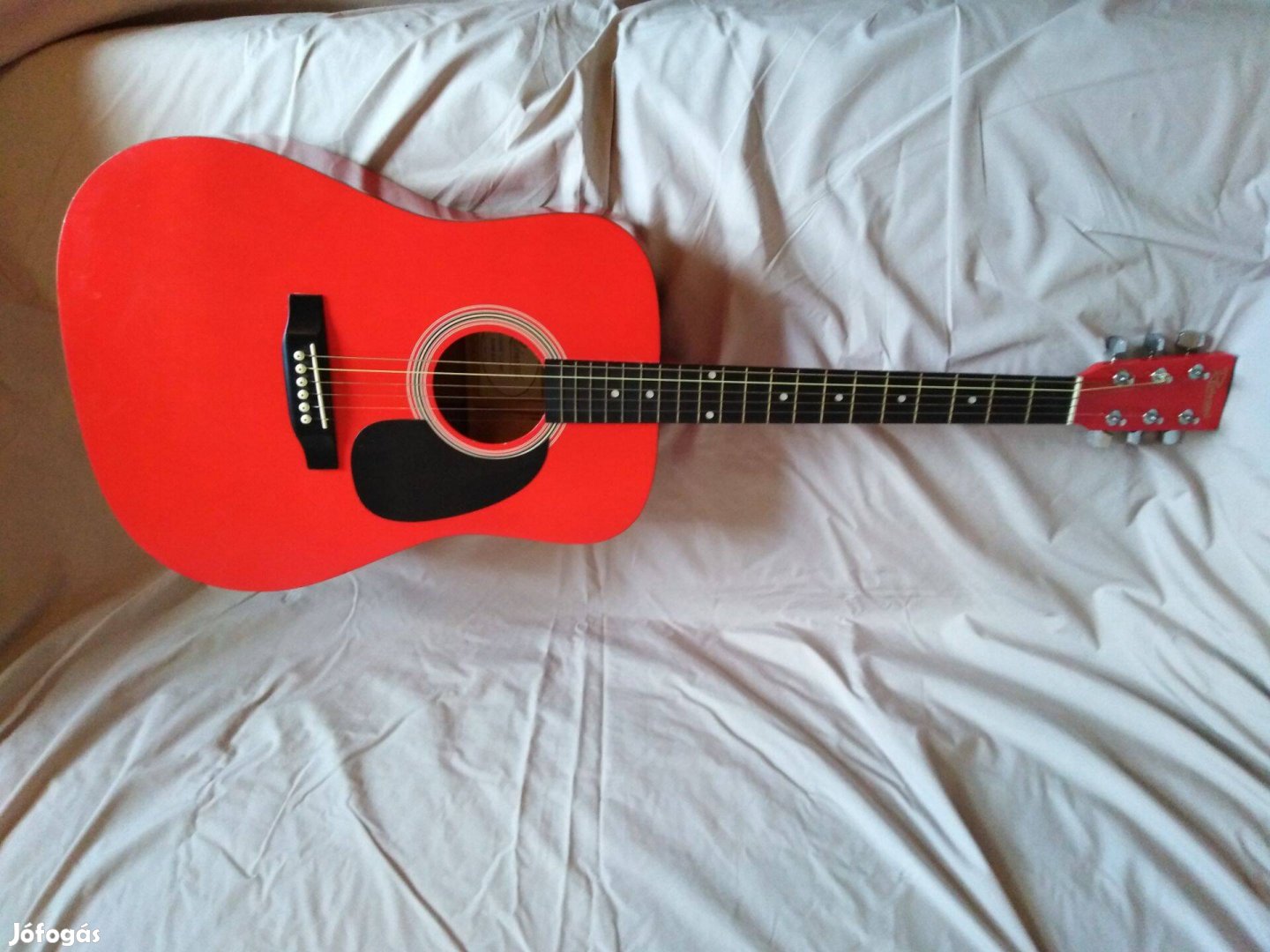 Felnőtt méretű piros Redwood akusztikus gitár eladó