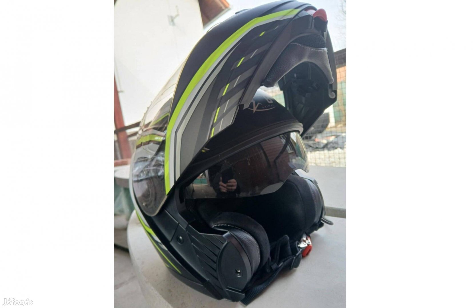 Felnyitható motoros sisak