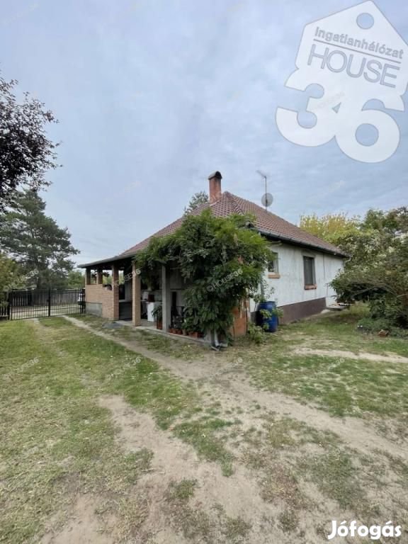 Felsőcsalánosban szépen karbantartott napelemes tanya eladó!