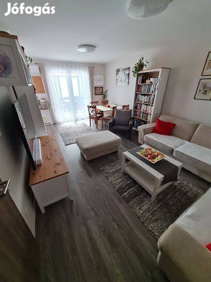 Felsővárosban eladó újszerű 3 szoba nappalis téglalakás!
