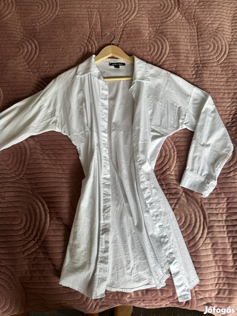 Felszerelt hosszúkás fehér ing