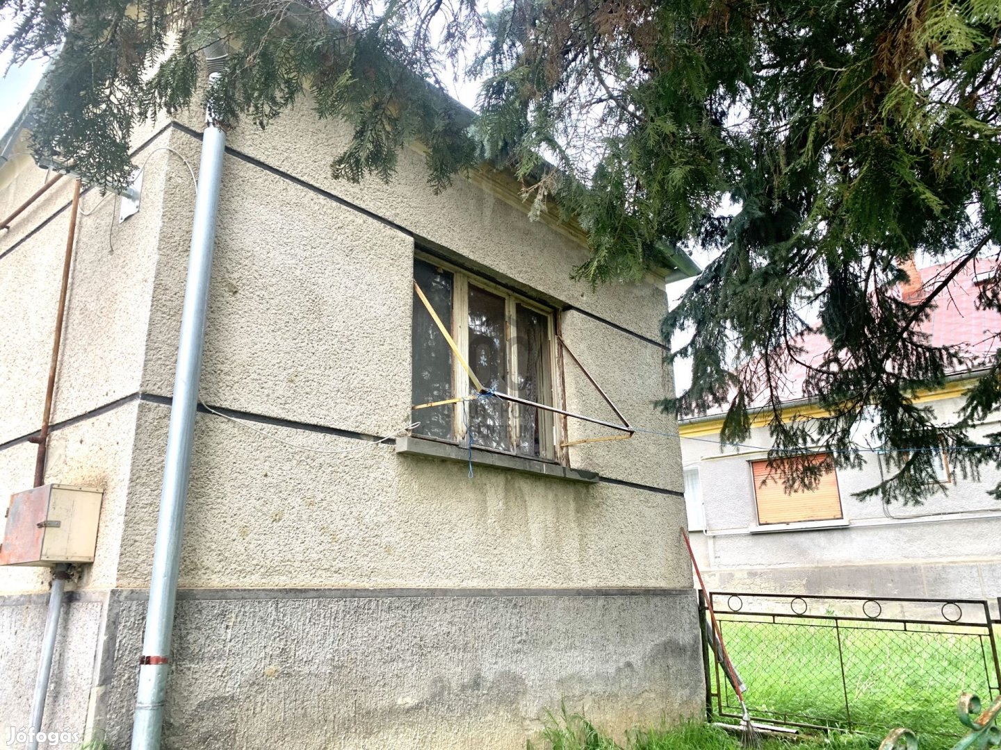 Felújítandó családi ház eladó Csörnyeföldén