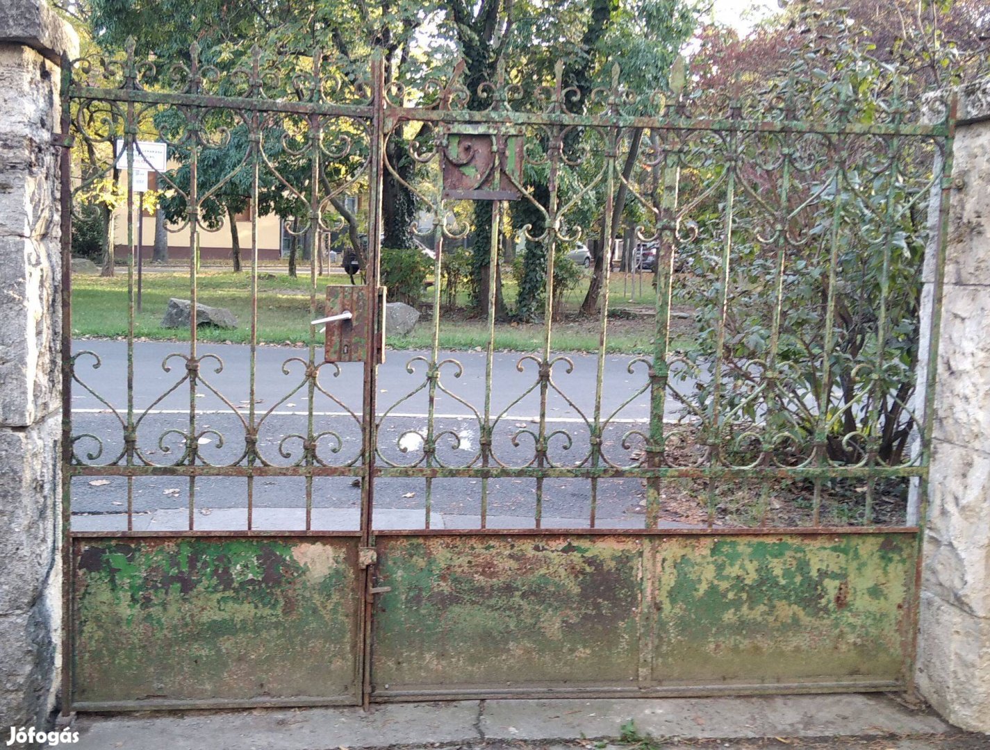 Felújítandó kovácsoltvas kétszárnyú kerítés kapu 250x180 cm