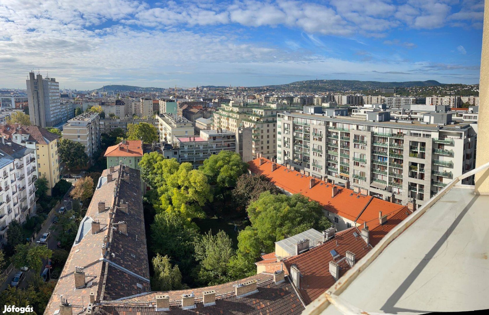 Felújítandó panellakás metrótól 3 percre, 2-liftes, szigetelt házban
