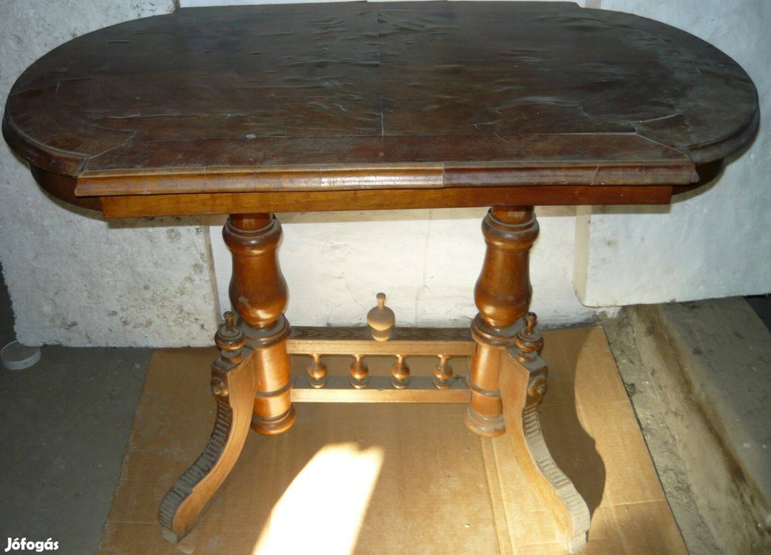 Felújításra váró régi asztalok