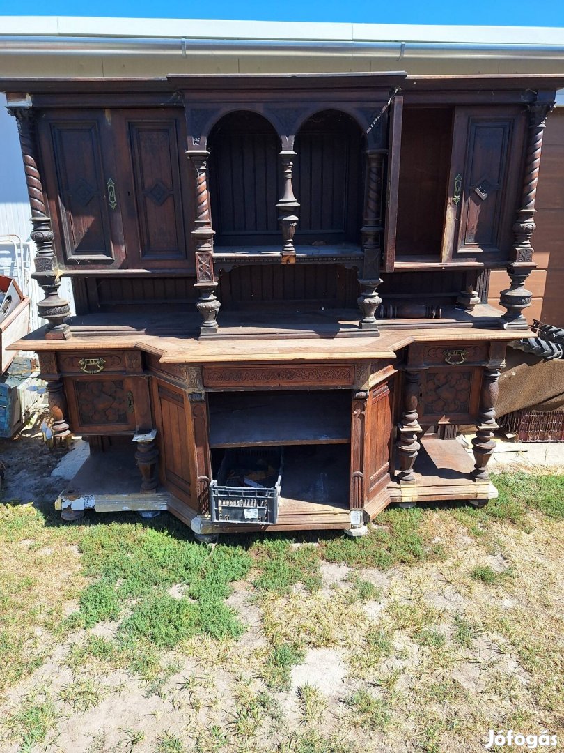 Felújítást igénylő tálaló szekrény eladó