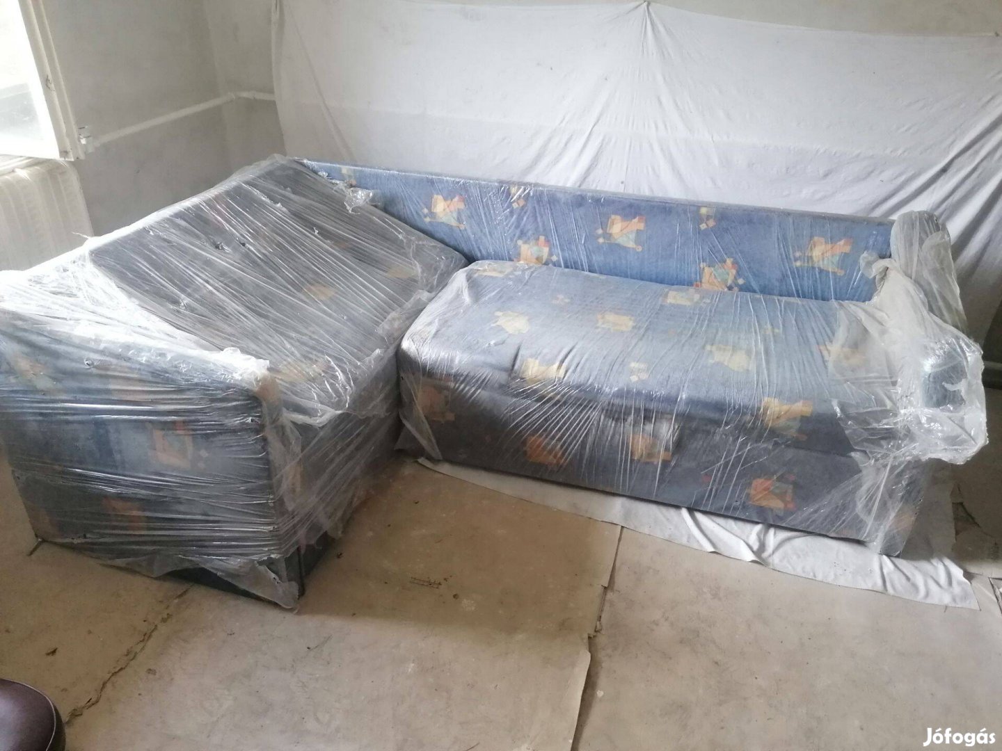 Felujitott 2 személyes ágynemű tartós Sarók kanapé + diszpárna
