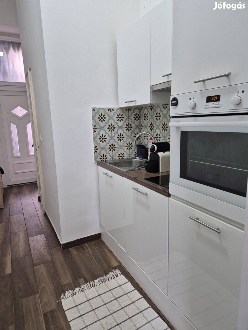 Felújított CUKI KIS Kecó! Teljes Bútorzattal !