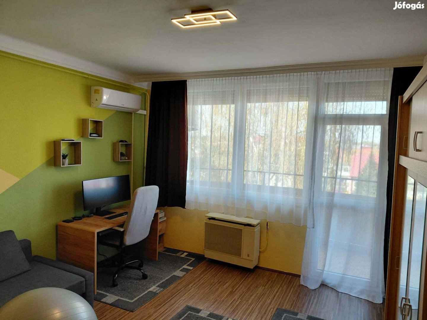 Felújított, bútorozott, gépesített garzon lakás, azonnal