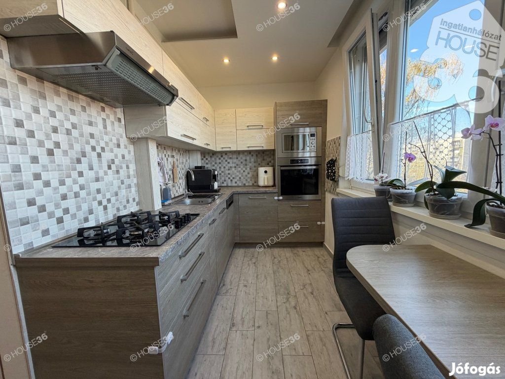 Felújított, erkélyes lakás eladó Széchenyivárosban!