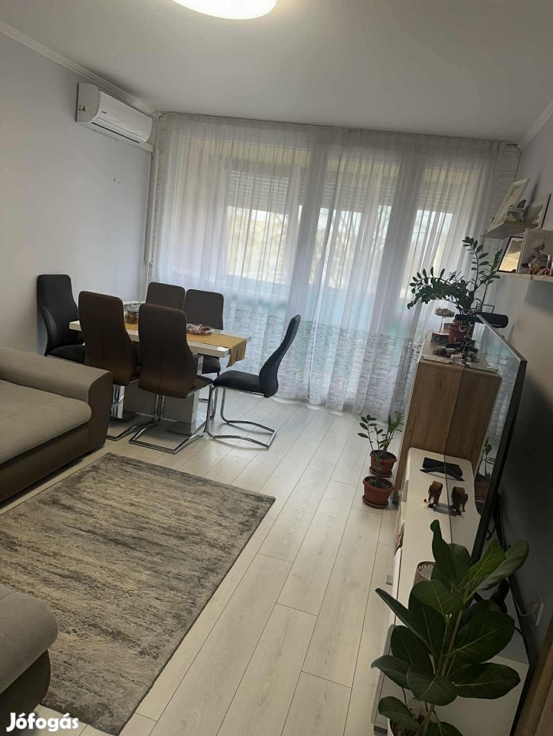 Felújított, erkélyes lakás eladó.