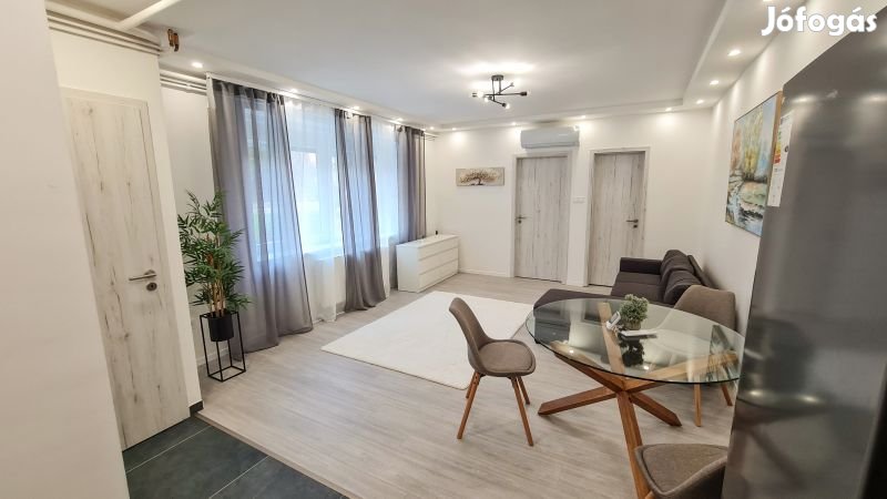 Felújított, kertkapcsolatos lakás eladó a belváros szívében
