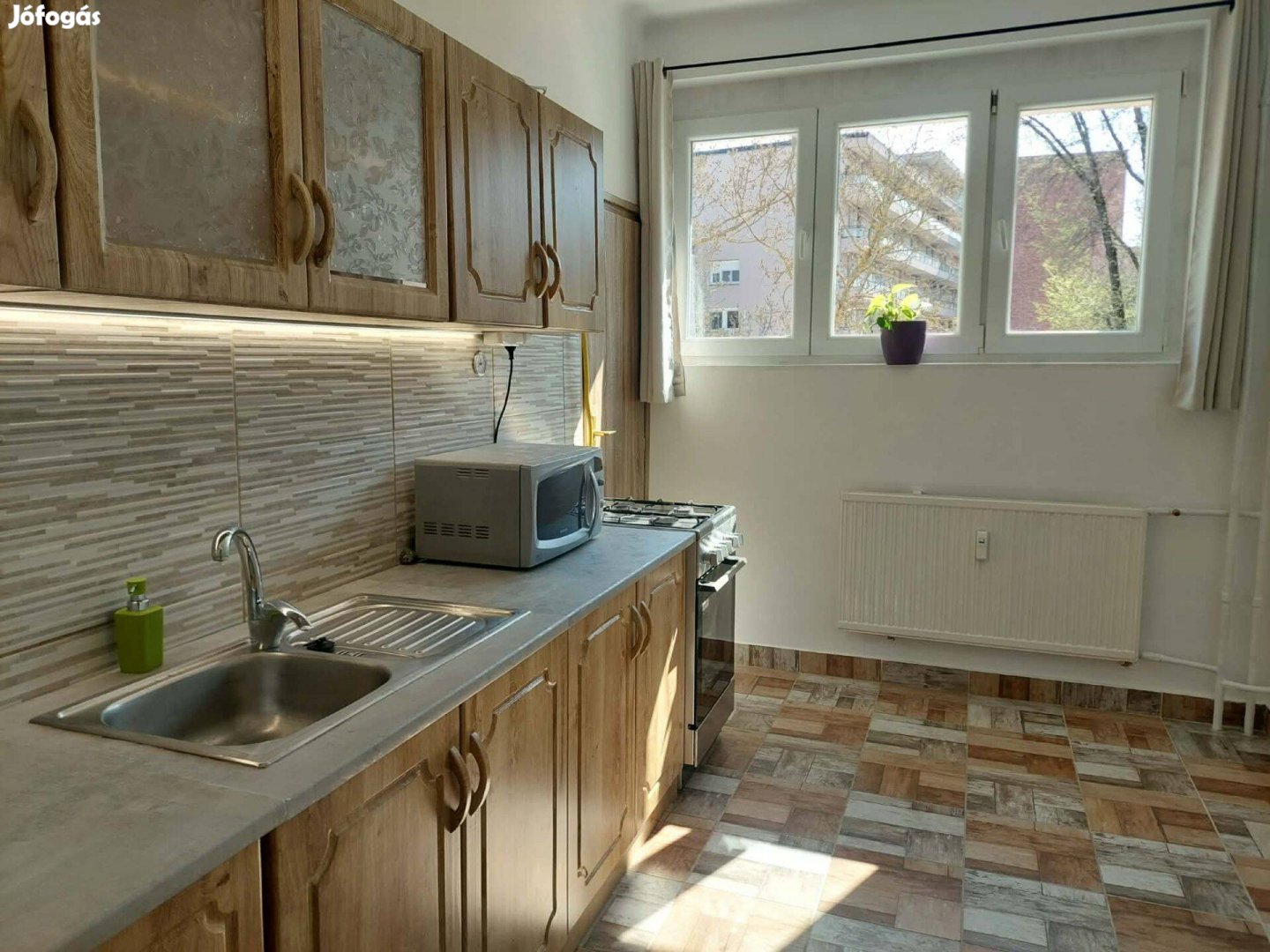 Felújított, két erkélyes, két klímás, 2,5 szobás lakás kiadó