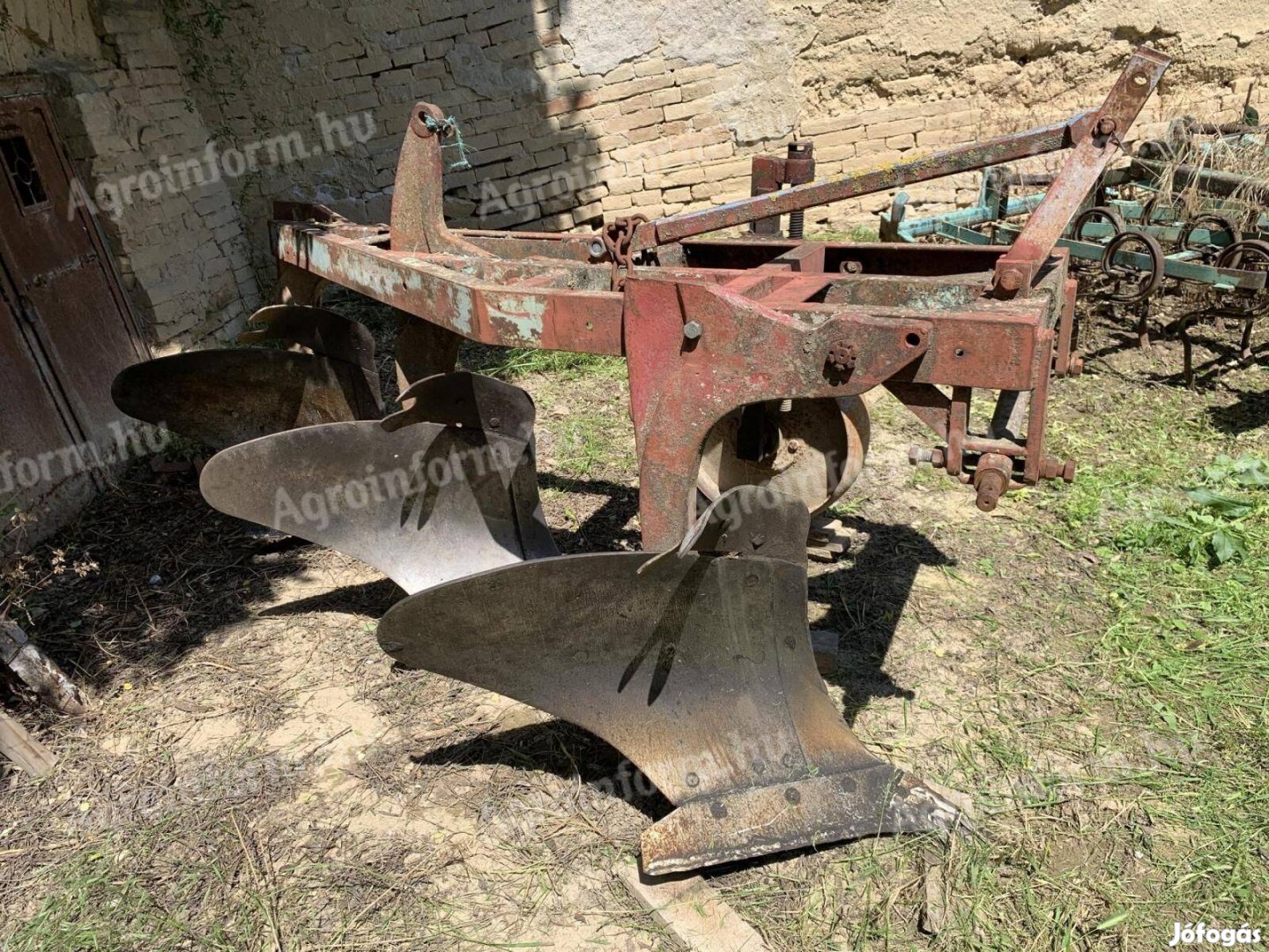 Felújított háromfejes eke