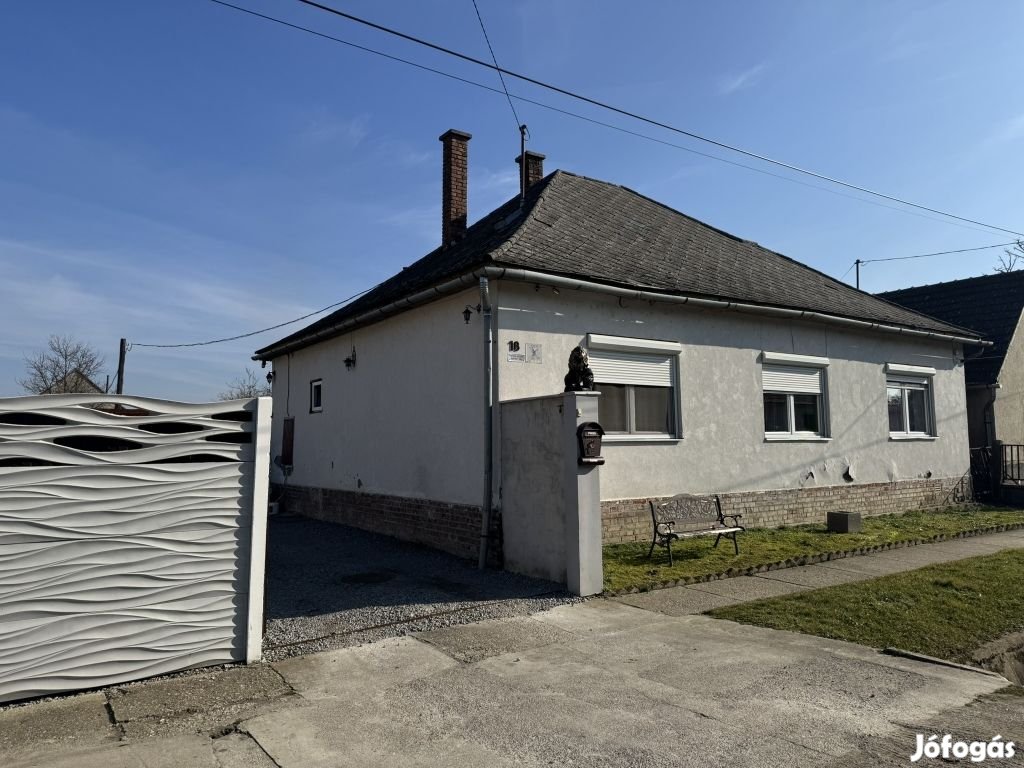 Felújított kádár kocka Bogdásán