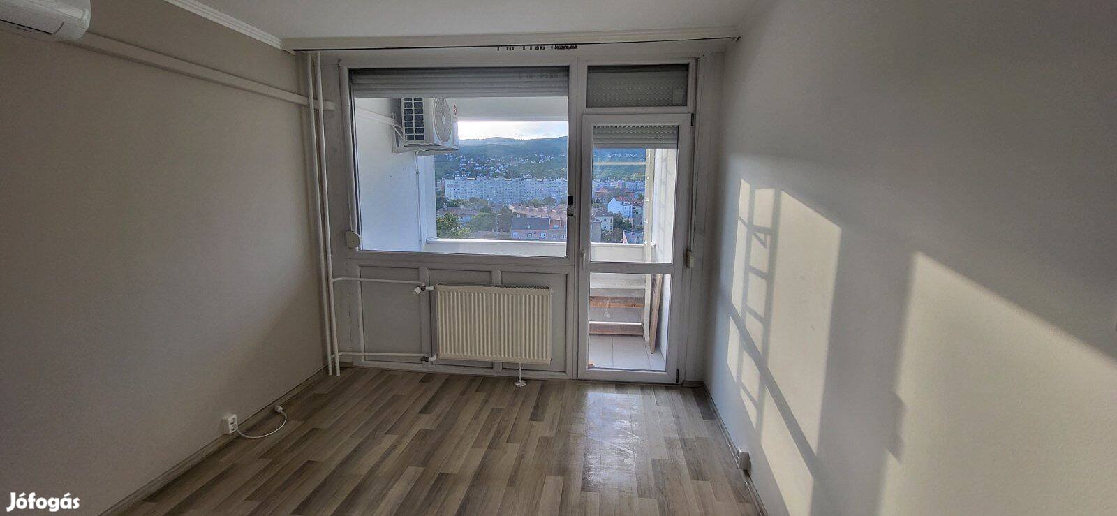 Felújított panorámás erkélyes lakás a Raktár utcában