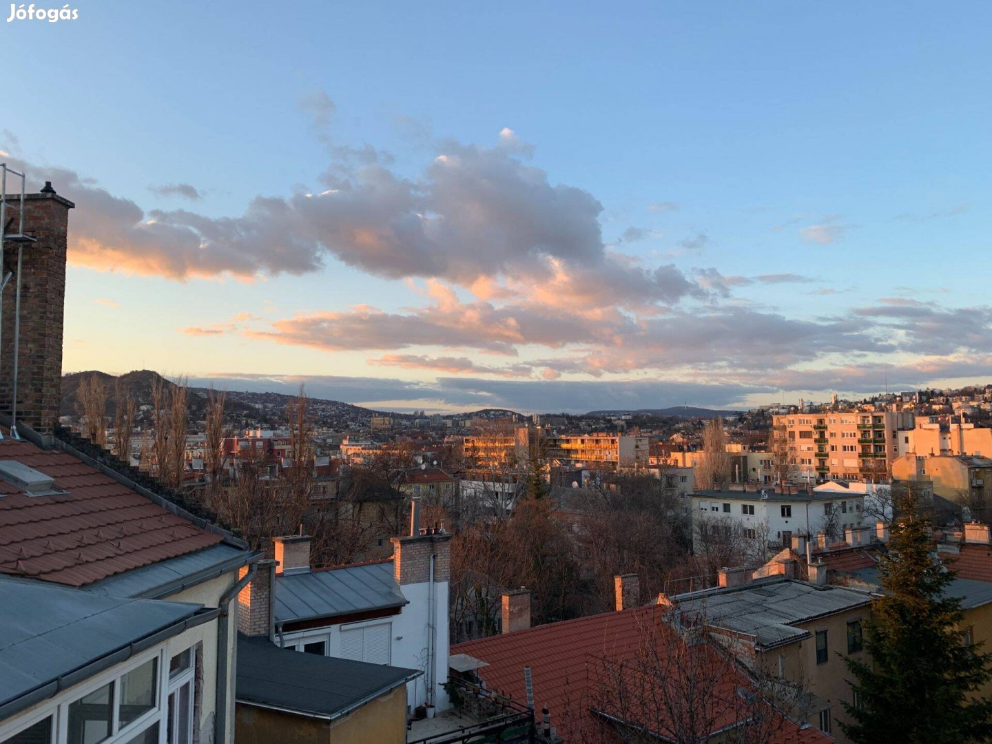 Felújított stúdiólakás panorámás terasszal a Feneketlen-tó mellett