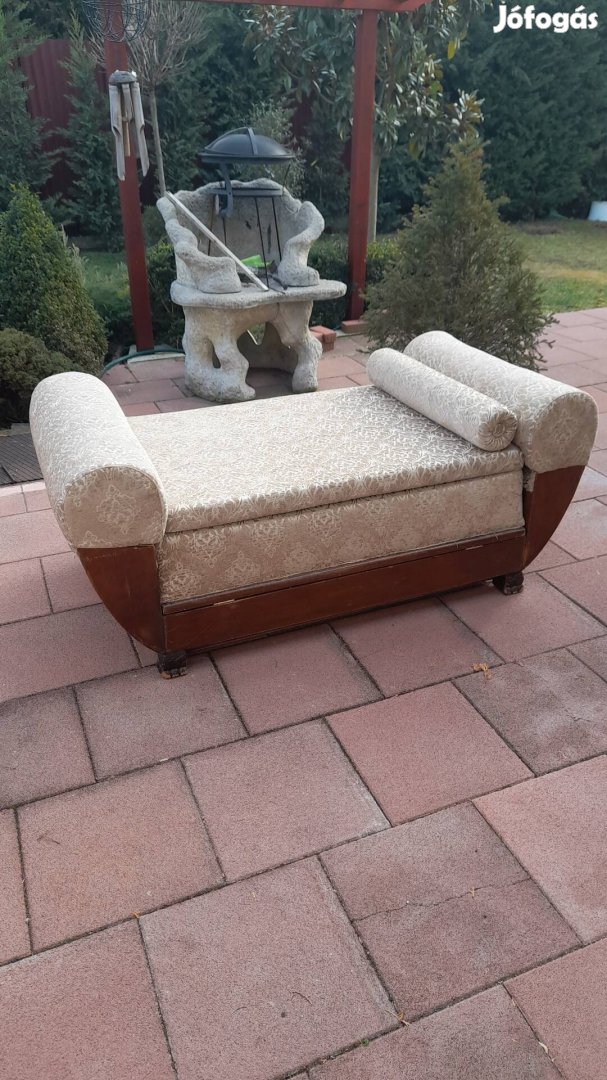 Felújított szófa .