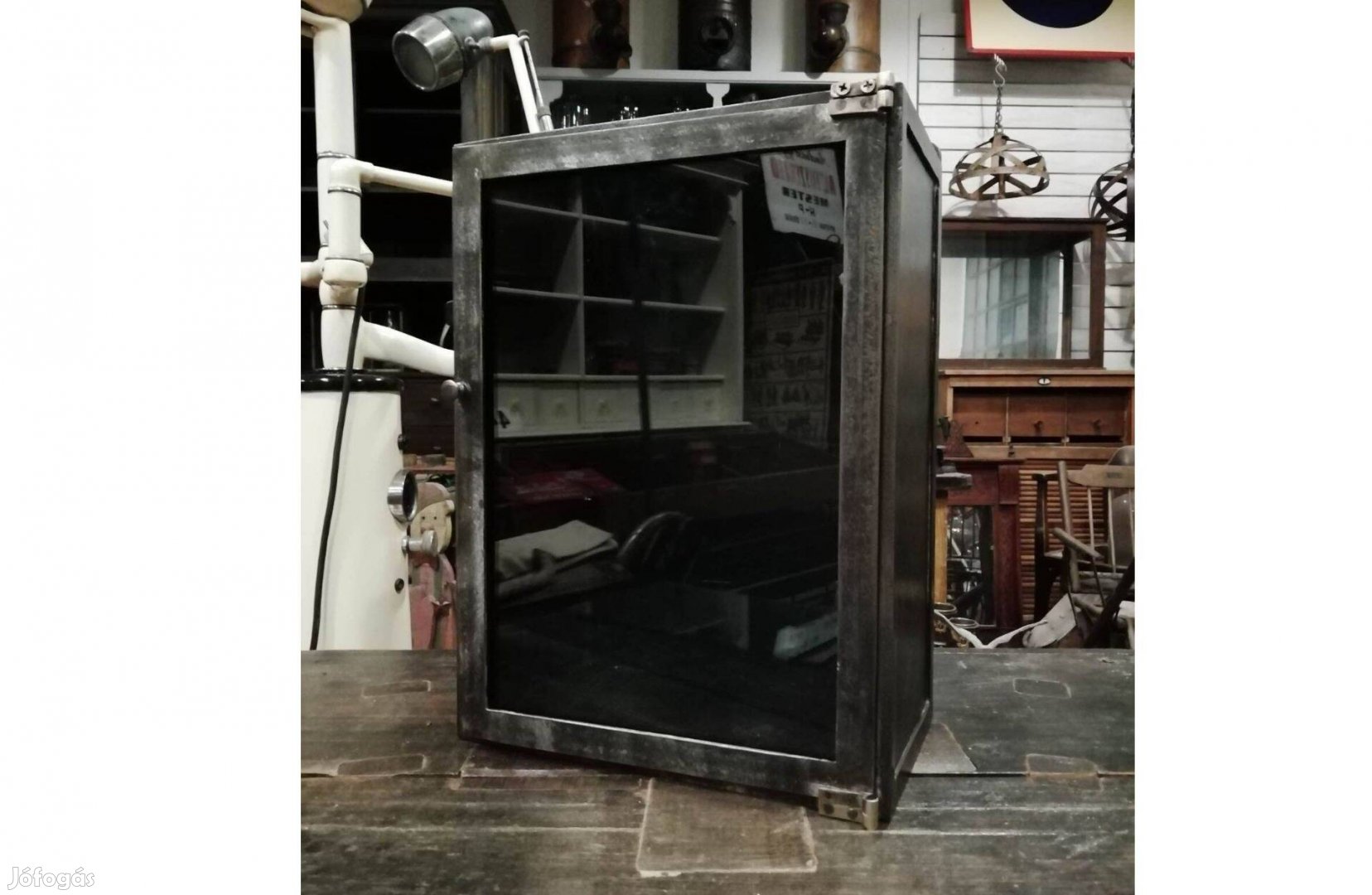 Fém borotválkozó fürdőszobai szekrény, régi orvosi szekrény átalakítva