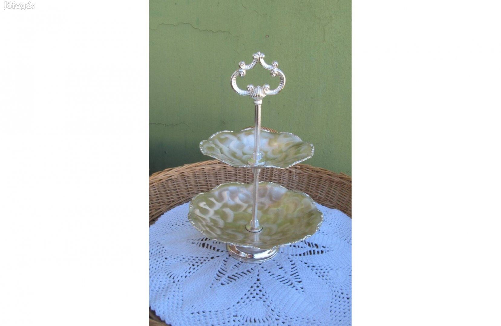 Fém emeletes kínáló