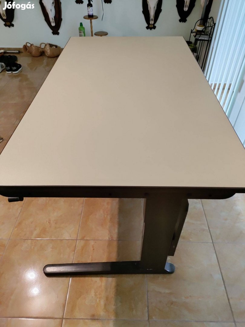 Fém íróasztal