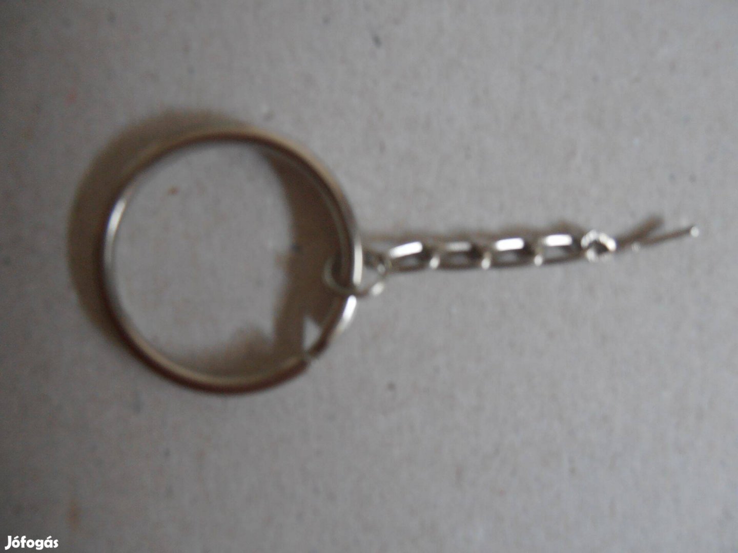 Fém kulcskarika beszúrható lánccal