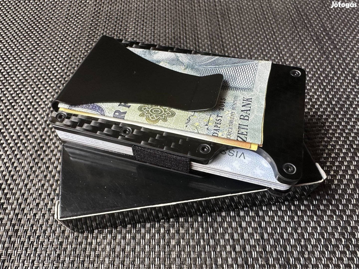Fém pénztárca/kártyatartó carbon mintával