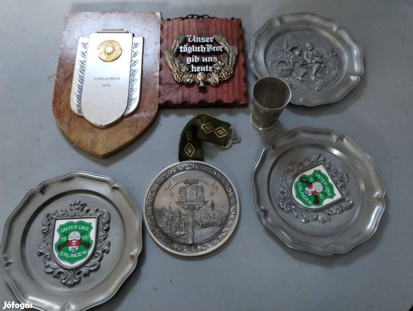 Fém táblák pohár