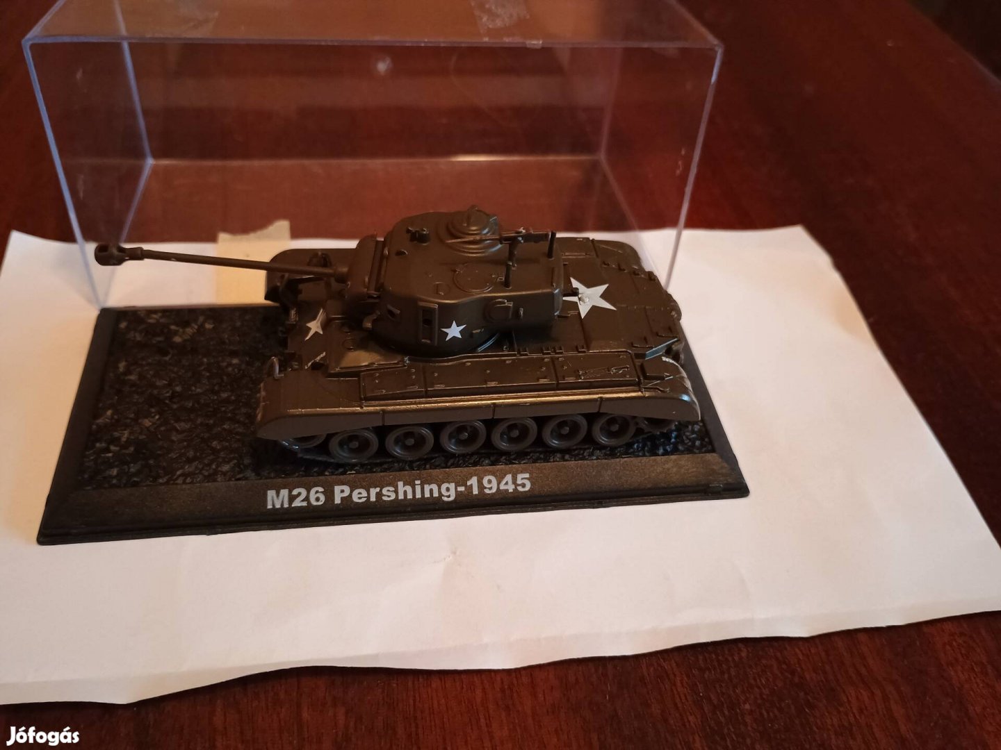 Fém tank modell 