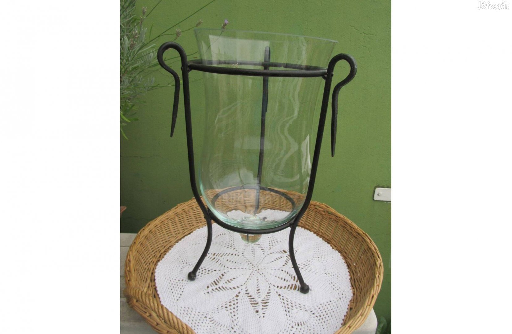 Fém tartóban, hatalmas üvegharangos váza