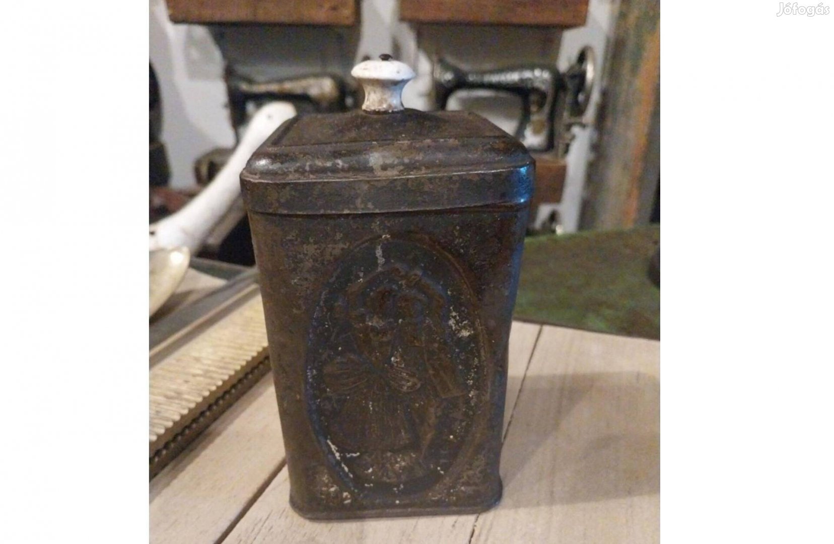 Fém teás doboz, régi dombornyomott díszítésű , tetején