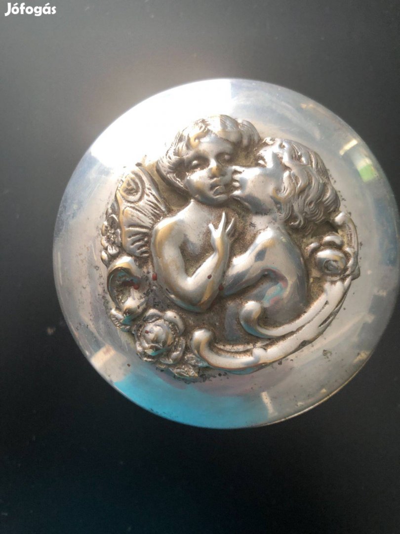 Fém tégely szerelmespárral