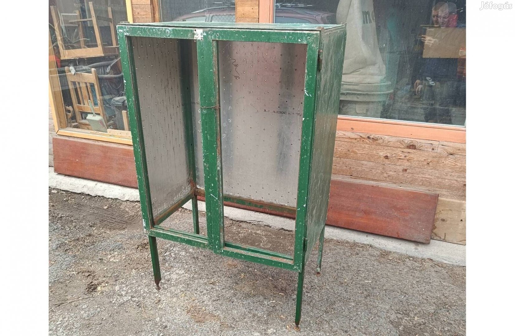 Fém vázas, alumínium borítású, zöld szekrény