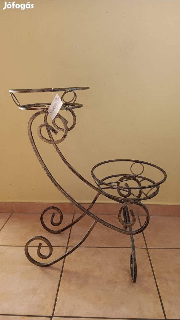Fém virágtartó állvány