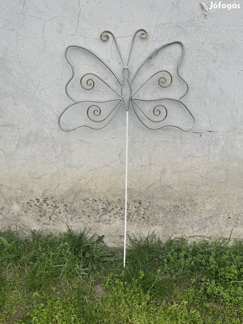 Fémből készült kerti dísz pillangó