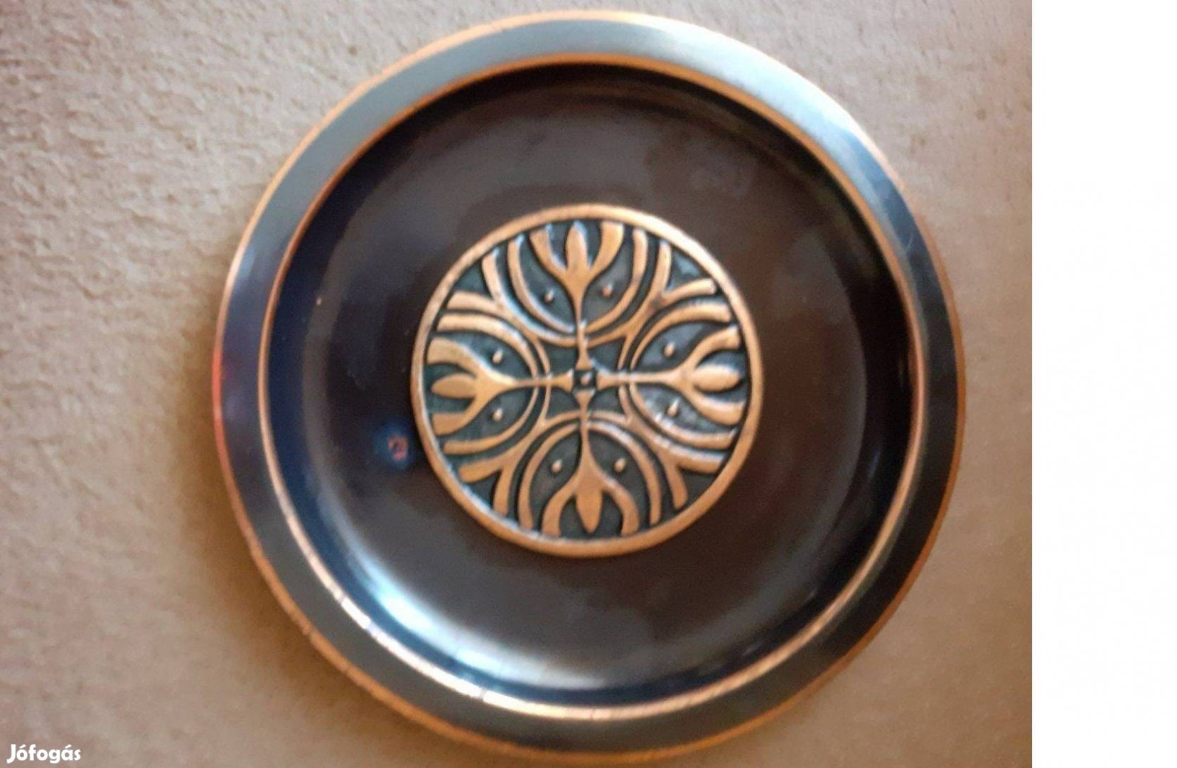 Fémből készült mintás fali tányér