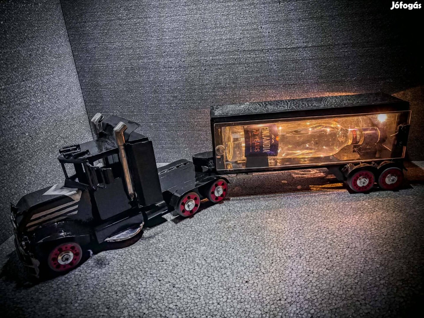 Fémből készült modell kamion pótkocsival