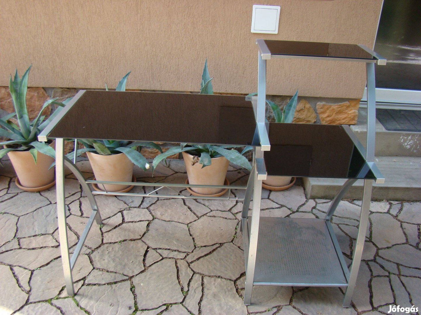 Fémszerkezetes, üveglapos számítógép asztal lapra szerelhető