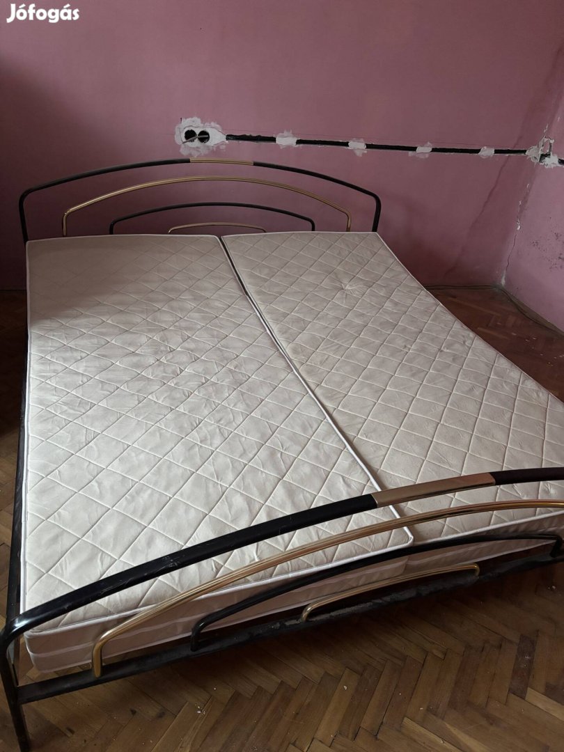 Fémvázas ágy matraccal