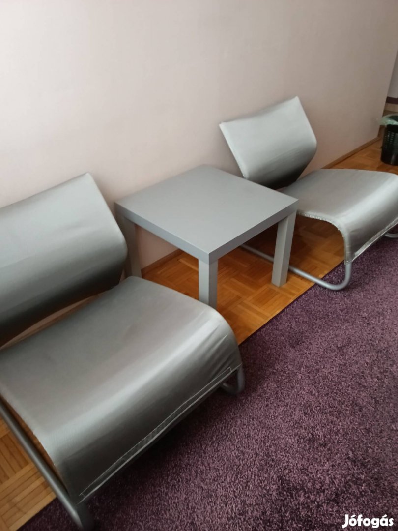 Fémvázas fotelek dohányzó asztallal