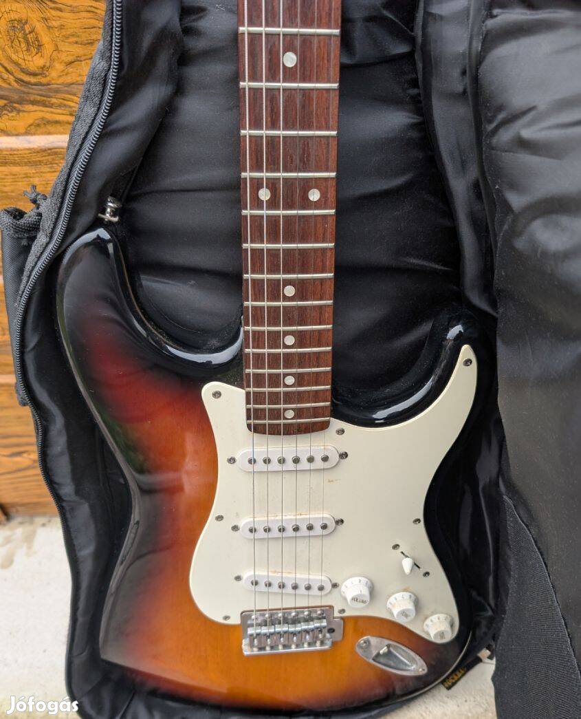 Fender Squier Stratocaster elektromos gitár sunburst színben