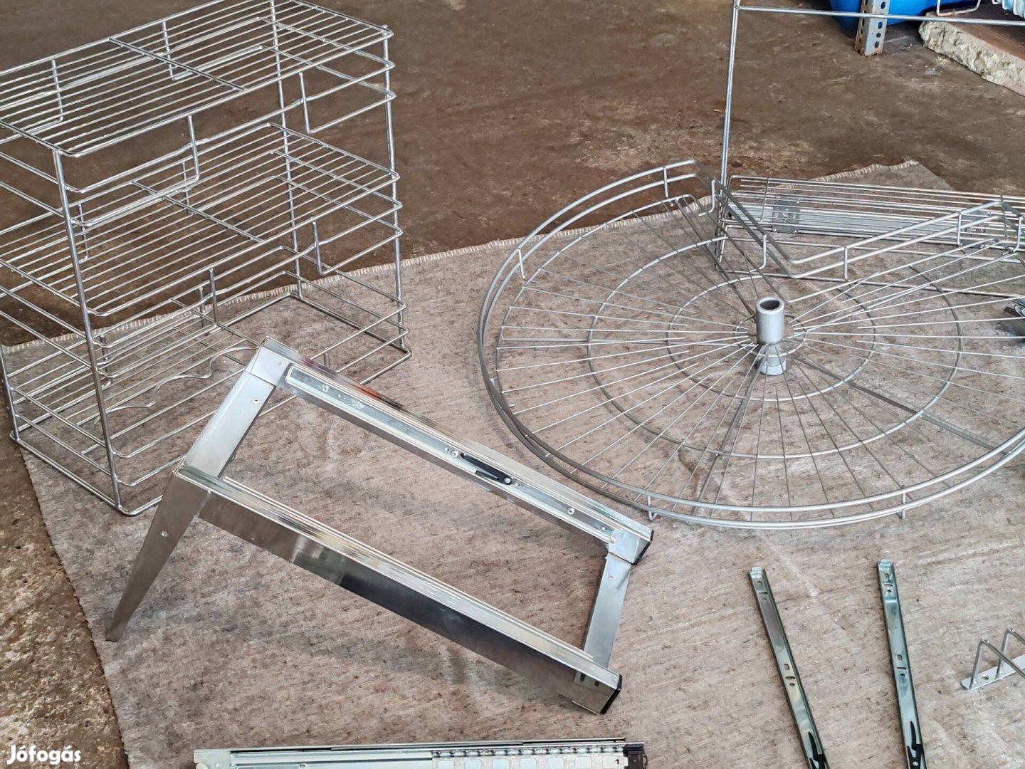 Fenéklapra szerelhető polcrendszer vagy palacktartó.